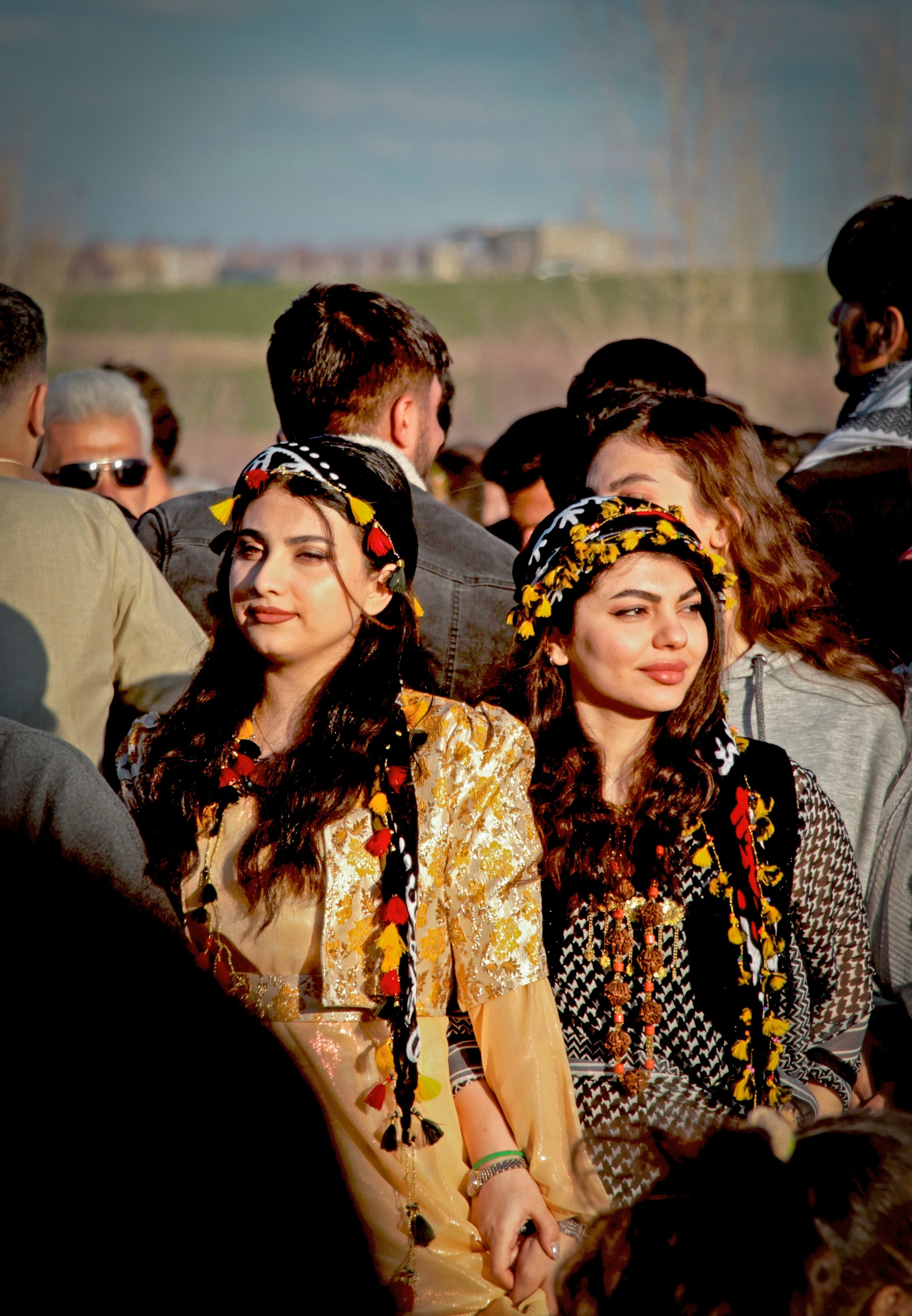 Femmes en tenue de fête dans la foule