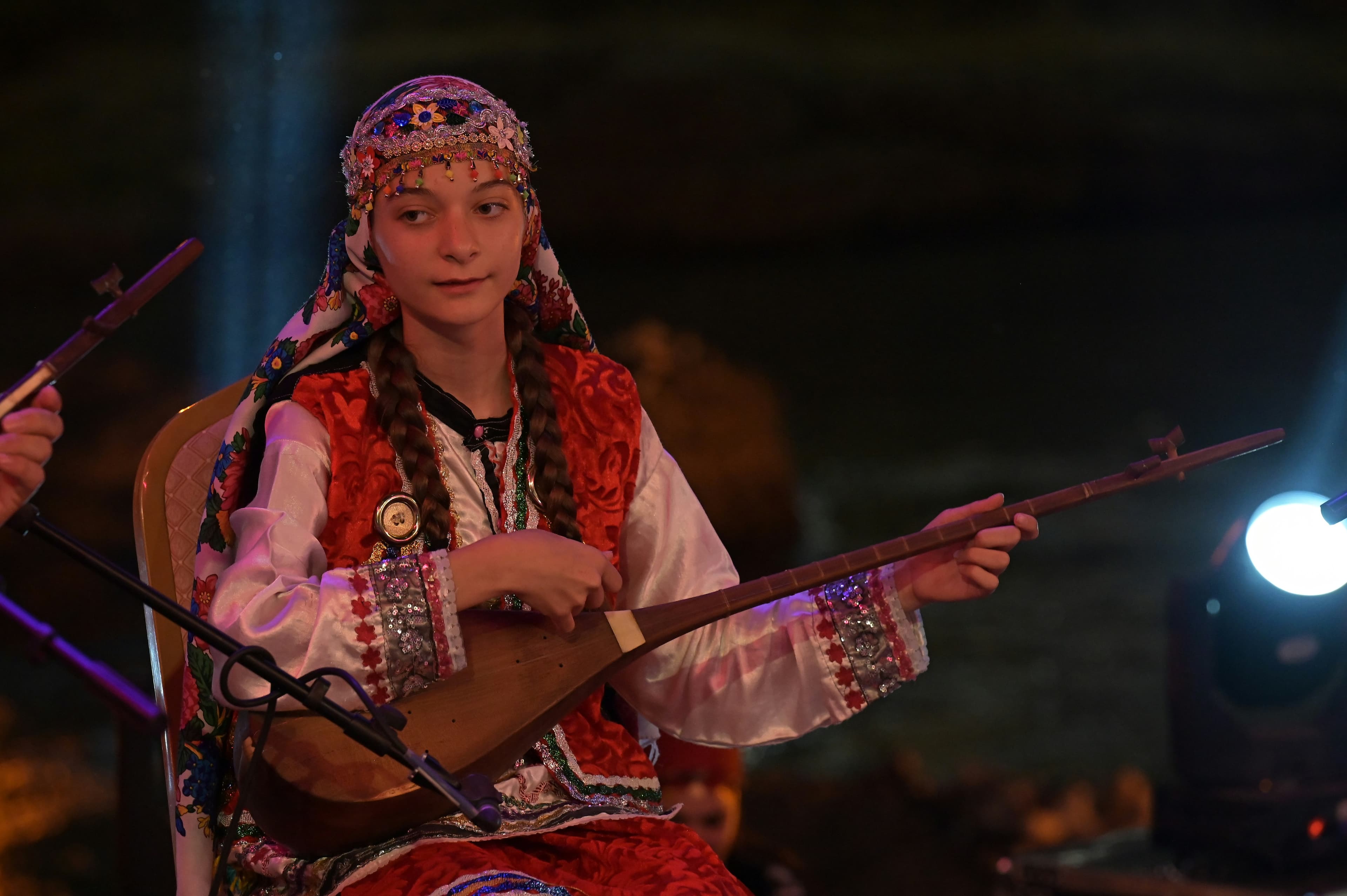 Musicienne en tenue traditionnelle au tembûr